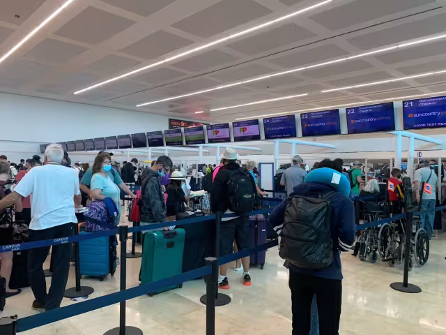 Turistas que regresaban a Estados Unidos permanecen más de cuatro horas en el aeropuerto de Cancún por atraso en sus vuelos