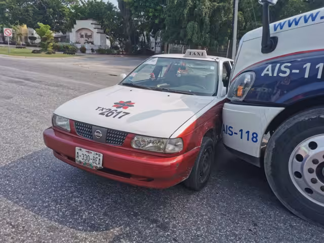 El conductor del taxi resultó ileso del choque