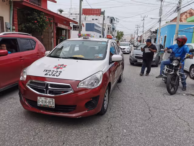 Taxi y automóvil particular colisionan en pleno centro de Ciudad del Carmen, afectando el tráfico