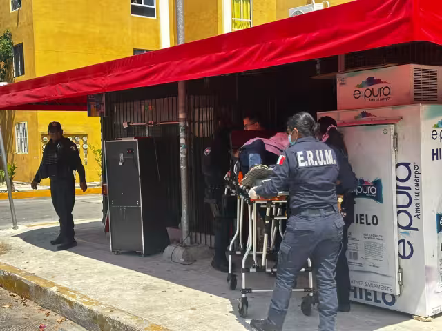 El hombre se encontraba jugando las máquinas traga monedas en una tiendita