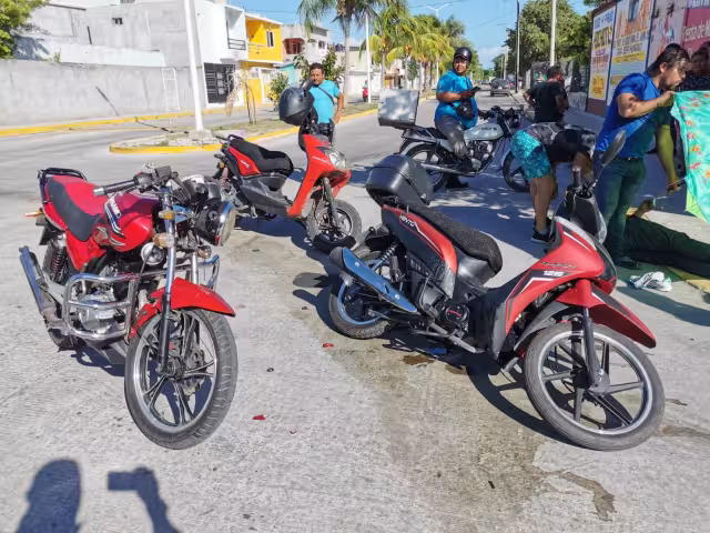 Motociclistas chocan por exceso de velocidad en Ciudad del Carmen