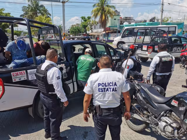 La Policía Estatal abordó a los tres hombres para ser trasladados al Ministerio Público