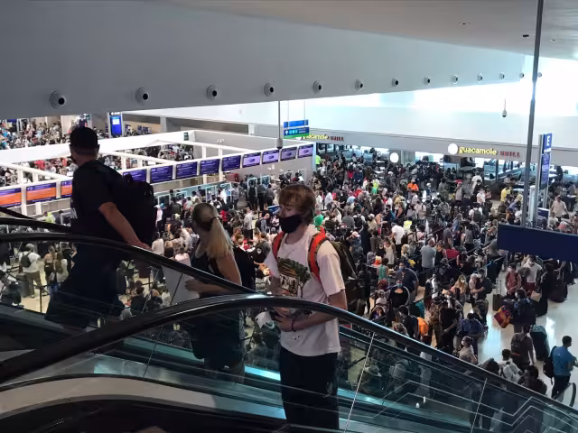 Son más de mil 200 personas las que se observaron dentro de una de las terminales del aeropuerto de Cancún esperando vuelos