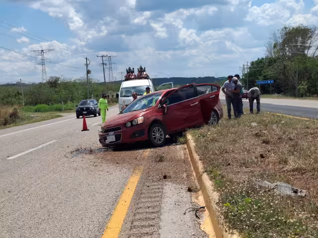 Dos heridas tras volcadura por ponchadura de llanta en carretera Mérida-Campeche