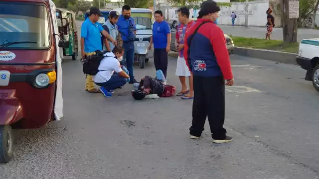 Por no respetar su alto, motociclista es atropellado por una mototaxi en las avenidas Tules y Kabah