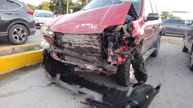 Cuerpos de rescate, emergencias y autoridades de tránsito, acudieron al Boulevard Luis Donaldo Colosio, a la altura de la Universidad Anáhuac