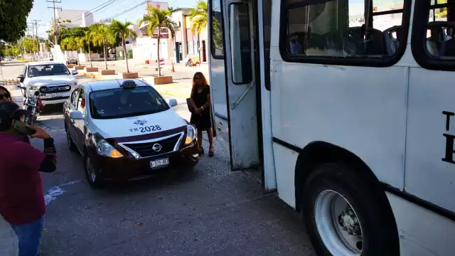 Camión de la ruta Zoológico y taxi se impactan lateralmente en Campeche