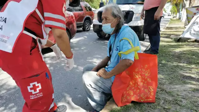 El lesionado se impactó contra el parabrisas y parte del cofre del automóvil, quedando tirado a mitad de la arteria vehicular