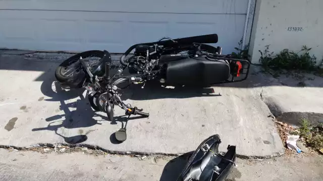 El joven resultó con lesiones leves y su vehículo nuevo quedó destrozado