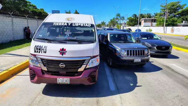 Accidente vial en Boquerón del Palmar entre combi y camioneta.