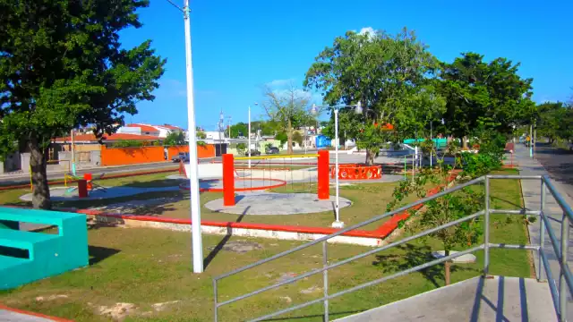 Se le conoce con este nombre debido a un juego que aquí se encuentra, que tiene forma de queso