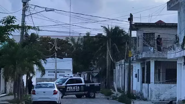 El cuerpo fue hallado la tarde de ayer; autoridades acudieron a la zona en Cancún para acordonarla y realizar investigaciones