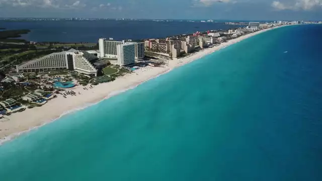 Cancún se ha visto poco afectado con la llegada de sargazo a sus playas, lo que permite que los bañistas disfruten del mar