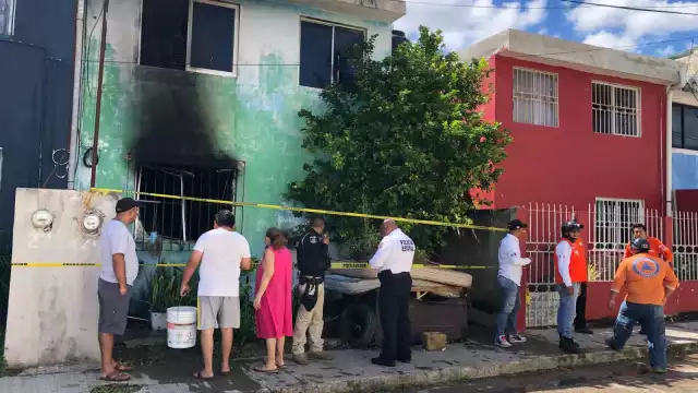 Un policía de Campeche arriesgó su vida para rescatar a dos personas y tres perros de una vivienda en llamas