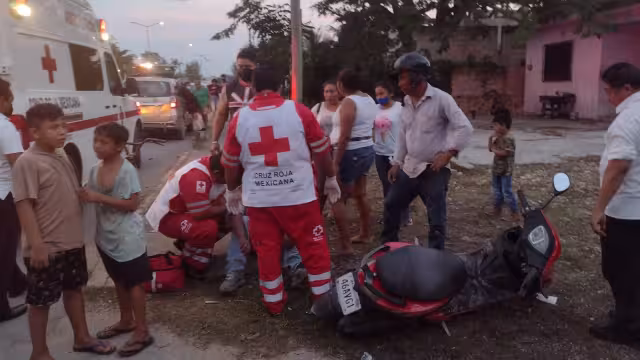 Elementos de la Cruz Roja llegaron al lugar de los hechos para brindar los primeros auxilios a la víctima quien fue trasladada al Hospital General