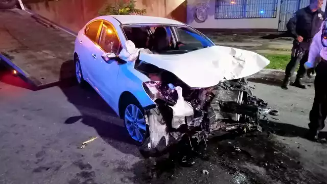 No sólo el conductor salió volando, también el motor del automóvil