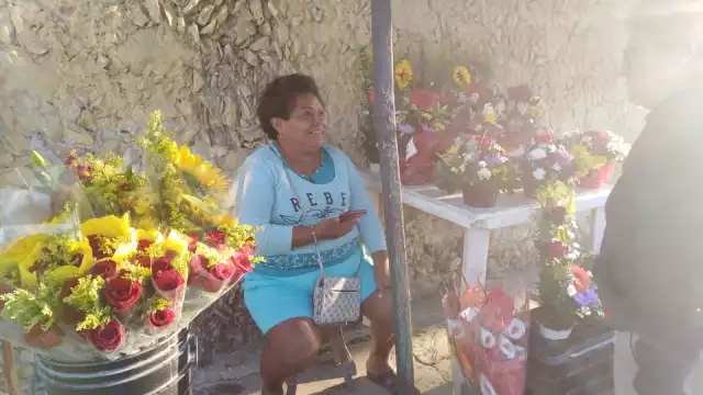 Las floritas reportan que comprar rosas es un lujo debido al precio