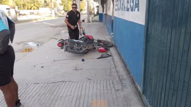 El conductor del automóvil lo dejó abandonado y huyó del lugar