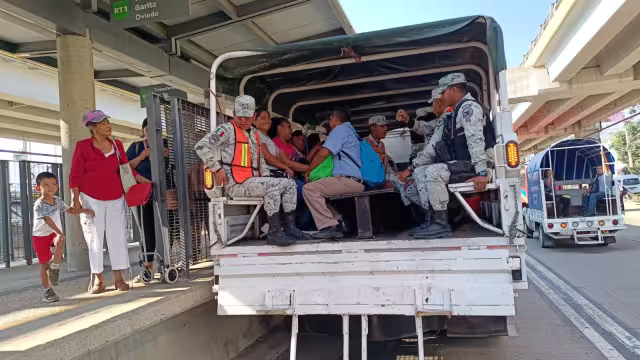 Ante la falta de transporte público en Acapulco, unidades y elementos de la Guardia Nacional brindan  apoyo para el traslado de la población