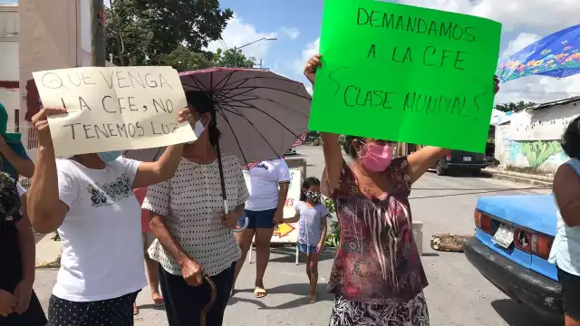 Los vecinos indicaron que en 2020 tuvieron que pagar al personal de  CFE para que se les reconectara la energía eléctrica en Cancún