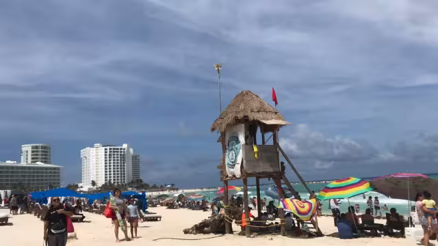 Los bañistas extranjeros y nacionales acudieron a Playa Fórum para relajarse y estar cerca del mar en la Zona Hotelera de Cancún