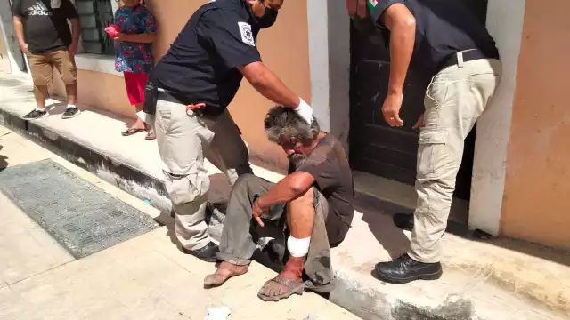 El hombre fue llevado al hospital para su chequeo médico