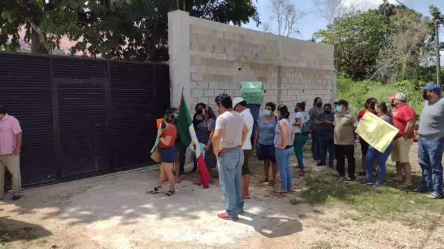 Los trabajadores iniciaron su protesta en frente del Palacio Municipal