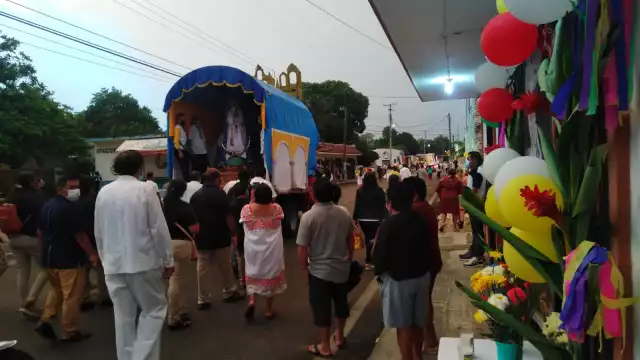 En el centro de la población fue cerrado al tránsito vehicular para llevar acabo la misa en la parroquia