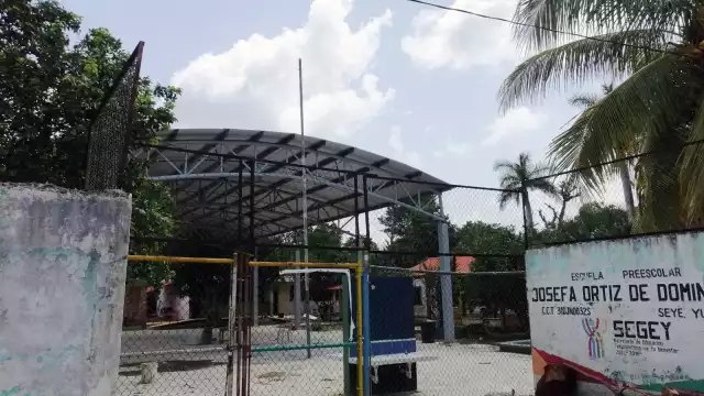 Algunas escuelas optaron por instalar lavabos en las entradas de los colegios