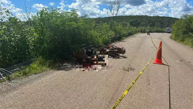 El cuerpo del motociclista quedó tendido en la acera