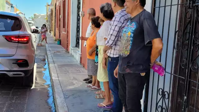 Aseguran vecinos de la 65 por 14 del Centro de Campeche que temen contagiarse de salmonelosis por heces sobre la vía