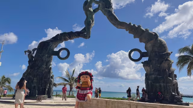 'Lele' se fotografió junto a la escultura de la Plaza Fundadores de Playa del Carmen, en la Quinta Avenida