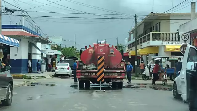 La pipa del Cuerpo de Bomberos en Carrillo Puerto quedó varada sobre la avenida Lázaro Cárdenas, lo que causó un bloqueo vial cerca del mercado municipal