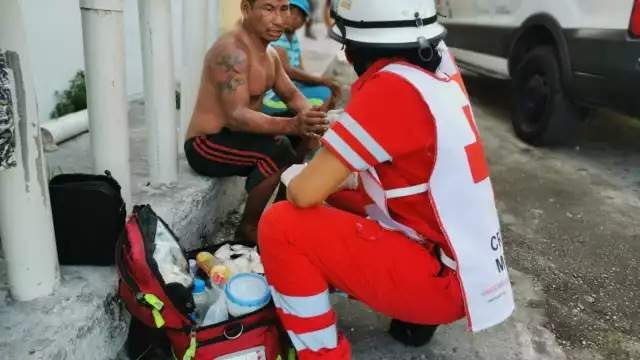 Paramédicos de la cruz roja auxiliaron al hombre de 40 años
