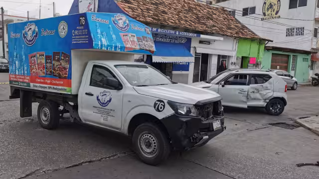 Colisión entre dos unidades en calles de la Colonia Centro
