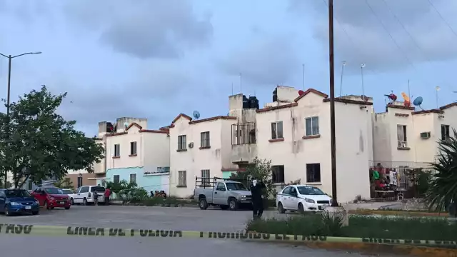 Elementos de la Policía de Quintana Roo, acordonaron la avenida ya que cerca de la unidad de alquiler quedaron casquillos percutidos