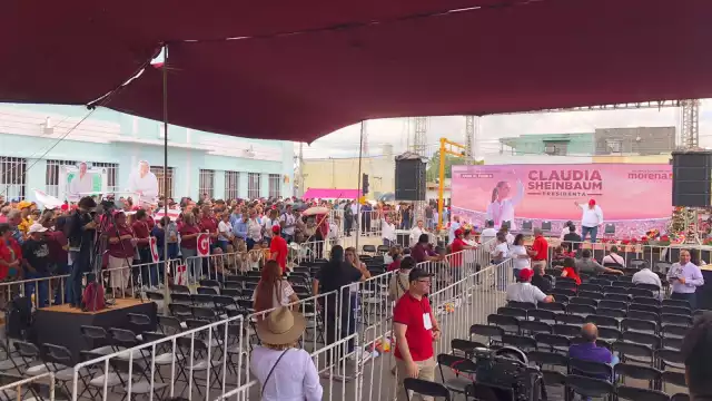 Pese a las lluvias, las personas se mantienen en espera de Claudia Sheinbaum