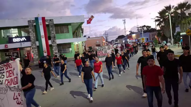 Estudiantes de la Escuela Normal Rural Justo Sierra Méndez marcharon en Hecelchakán para conmemorar los 10 años de la desaparición de los 43 normalistas de Ayotzinapa