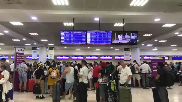 Los pasajeros de Volaris esperan obtener un asiento en los vuelos correspondientes debido a que la empresa aérea vendió más boletos, esto en el aeropuerto de Cancún
