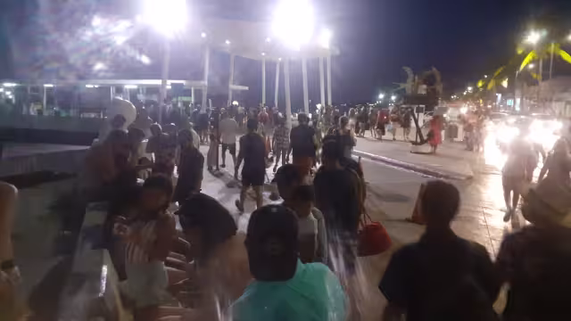 Por la temporada vacacional se vieron saturados los cruces en ferry; hay cientos de turistas sin poder viajar