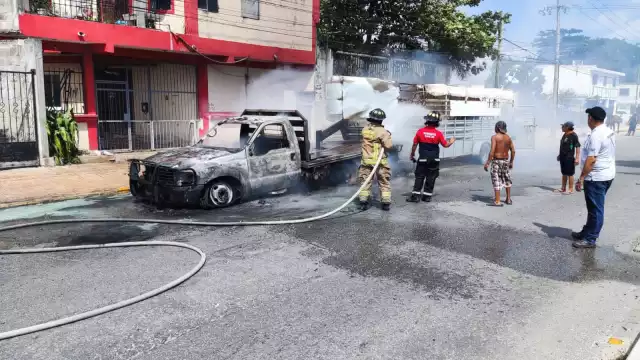 Se desconoce qué originó el fuego en una camioneta que alcanzó el remolque donde los transportaban