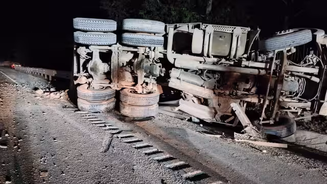 El conductor presentó lesiones leves, por lo que no requirió ser trasladado al hospital
