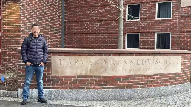 De las últimas fotos que el exmunícipe de Campeche subió a sus redes sociales fue donde aparece junto al letrero de la Universidad de Harvard