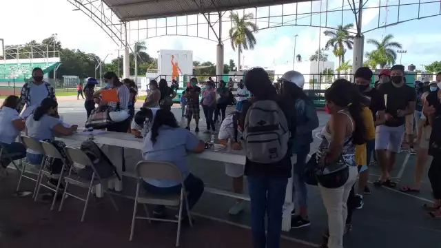 Los padres de familia de Cozumel indicaron que las encargadas del registro de la Beca Benito Juárez, perdieron sus documentos