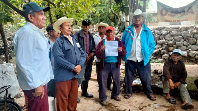 Los ejidatarios acusan al comisario de actos de corrupción al vender escombro y agua de un cenote