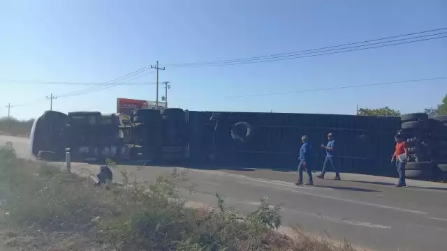 El tráiler generó una larga fila de autos, ya que bloquea el tránsito en la vía Mérida-Cancún