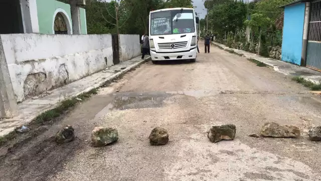 Los vecinos aseguran que de tres camiones pasaron a uno, el cual no se da abasto para dar el servicio