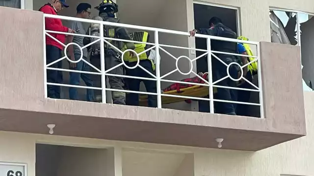 El suceso ocurrió en un edificio de tres niveles en el fraccionamiento Privadas Sac Be, donde se originó una fuga de gas LP en el interior de un domicilio.