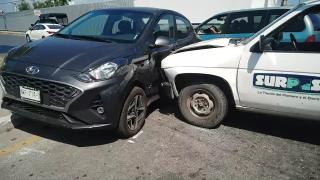 El lesionado fue atendido por los paramédicos Pedro Luna y Guadalupe Pech, quienes arribaron en la ambulancia Y-32 de la Secretaria de Seguridad Pública