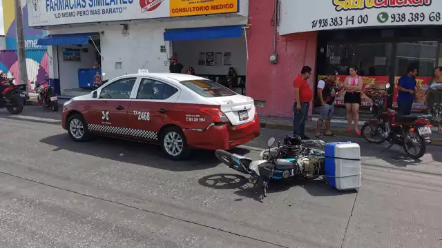 Aparatoso choque entre motociclista y taxi frente al CFEmático

